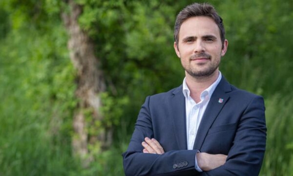Politikani shqiptaro – zviceran: LDK dhe PDK nuk e kanë kuptuar që diaspora tashmë është e fituar nga një ‘larje truri’