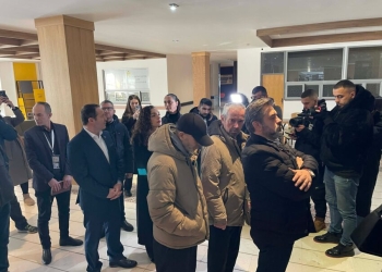 Presidentja Osmani sikurse qytetarët e tjerë, pret në radhë për të votuar