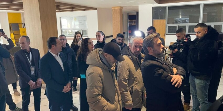 Presidentja Osmani sikurse qytetarët e tjerë, pret në radhë për të votuar