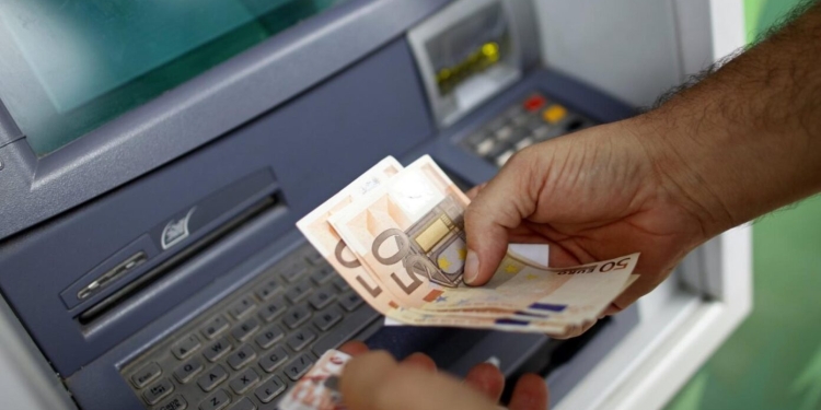Ekonomisti Mustafa për rritjen e pagës minimale: Vendim i pamatur dhe popullist