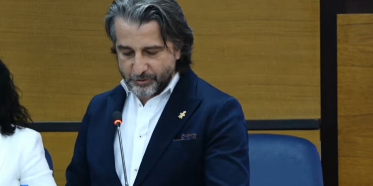 Rama pas betimit, zotohet se do ta kryejë detyrën me ndershmëri dhe besnikëri