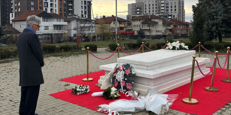 Ambasadori gjerman nderon Rugovën: Avokat i zgjidhjes së konflikteve pa dhunë