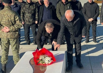 Veteranët e UÇK-së bëjnë homazhe në Prekaz, Gucati: Ende nuk ndihemi plotësisht të lirë