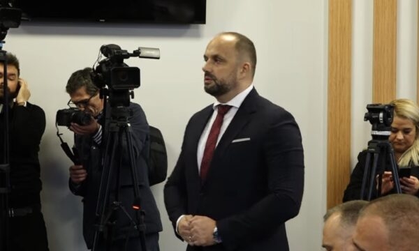 Simiq: Dera e zyrës së kryetarit të Mitrovicës së Veriut ishte e mbyllur, Radojevic s’mundi të futej