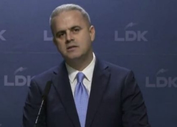 Azemi: Kurti do të duhej t’u thoshte mërgimtarëve të kthehen në shtetin e zhvilluar, por po u kërkon vetëm ndihmë nga larg – votë