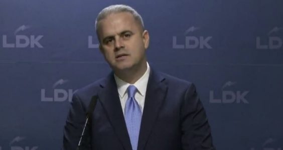 Azemi: Kurti do të duhej t’u thoshte mërgimtarëve të kthehen në shtetin e zhvilluar, por po u kërkon vetëm ndihmë nga larg – votë