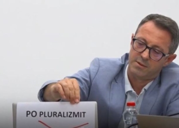 E çuditshme: Krasniqi i VV-së i bën thirrje Qeverisë që mos ta ndajë buxhetin për t’ia dërguar fletëvotimet me postë diasporës