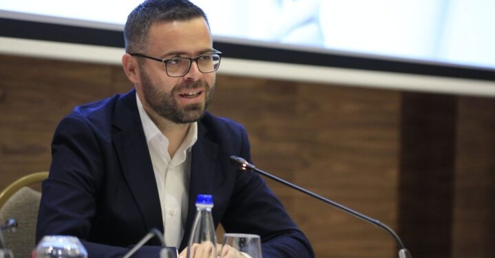 Gjykata do të lëshojë urdhërarrest për dy personat që e kërcënuan Xhemajl Rexhën