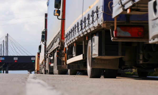 Qendra për Menaxhimin Kufitar njofton se është hequr bllokada në Mal të Zi: Kamionët kanë filluar të lëvizin