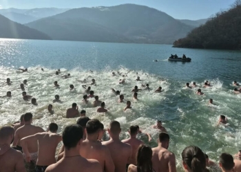 Pamje nga Liqeni i Ujmanit ku qindra serbë u zhytën për të gjetur Kryqin e Shenjtë