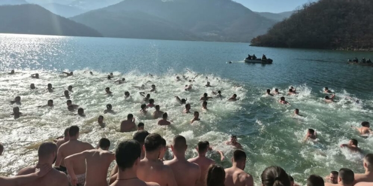 Pamje nga Liqeni i Ujmanit ku qindra serbë u zhytën për të gjetur Kryqin e Shenjtë