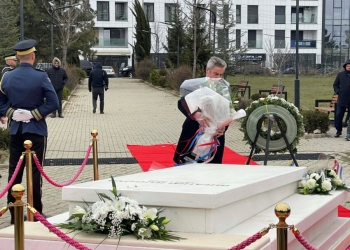 Liderët politikë përkujtojnë ish-presidentin Rugova në 20-vjetorin e vdekjes së tij