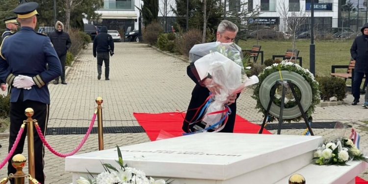 Liderët politikë përkujtojnë ish-presidentin Rugova në 20-vjetorin e vdekjes së tij
