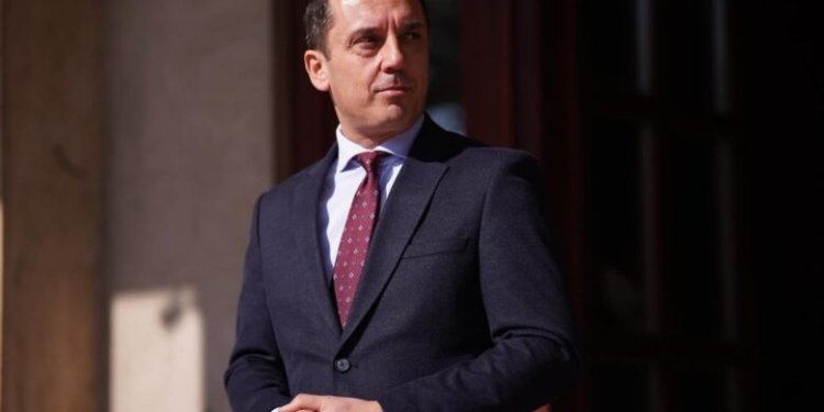 Ish-ministër i Kulturës: Kush është Kujtim Gashi, që i humbi mbi 2.300 vota gjatë rinumërimit?