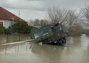 Kamioni i ushtrisë ‘ngec në ujë’ gjatë tentimit për të ndihmuar banorët në Durrës