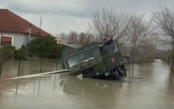 Kamioni i ushtrisë ‘ngec në ujë’ gjatë tentimit për të ndihmuar banorët në Durrës