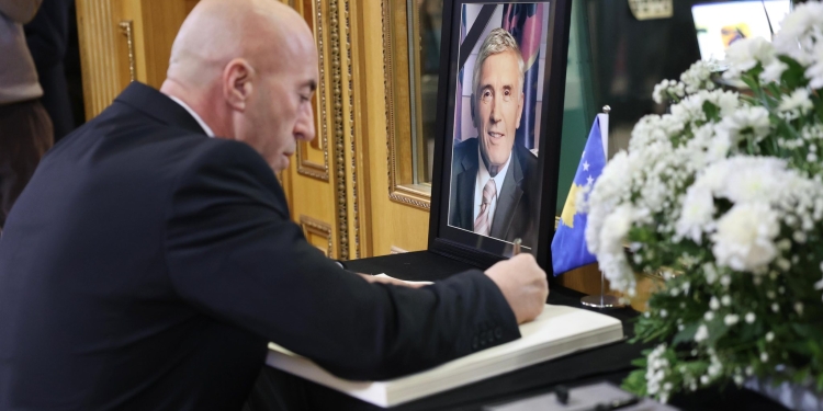 Haradinaj në homazhe për Dacin: Kujtimi i tij do të mbetet i përhershëm