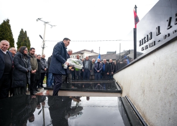Abdixhiku bën homazhe në 23 vjetorin e vrasjes së Tahir Zemajt: Patriot i rrallë e strateg