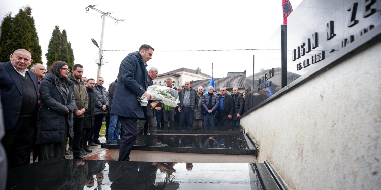 Abdixhiku bën homazhe në 23 vjetorin e vrasjes së Tahir Zemajt: Patriot i rrallë e strateg