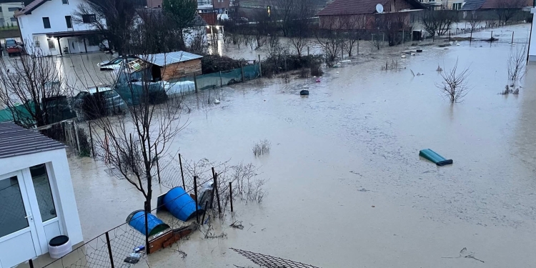 Reshjet e dendura dhe të vazhdueshme të shiut shkaktojnë vërshime në disa komuna të Kosovës