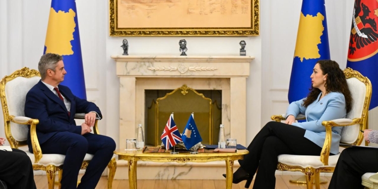 Osmani takon ambasadorin britanik, ritheksohet “rëndësia e formimit të shpejtë të institucioneve”