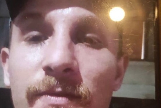 Nëse shihni personin në foto lajmëroni policinë, kërkohet për grabitje