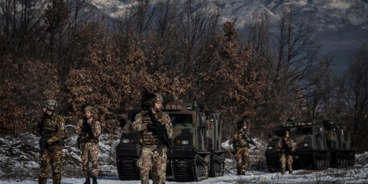 Ushtarët italianë të KFOR-it zhvillojnë stërvitje në Kosovën perëndimore