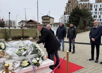 Daut Haradinaj nderon Rugovën: Kujtimi i Presidentit historik do të mbetet i përjetshëm