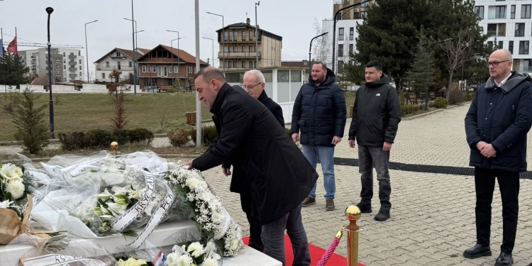 Daut Haradinaj nderon Rugovën: Kujtimi i Presidentit historik do të mbetet i përjetshëm