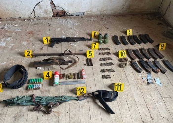 Policia gjen armë, municion e granata dore në një shtëpi të braktisur në Zveçan