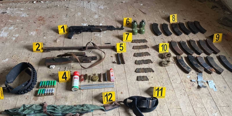 Policia gjen armë, municion e granata dore në një shtëpi të braktisur në Zveçan
