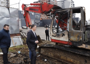 Lajmi i fundit : Digjet makineria e angazhuar për rrënimin e objekteve pa leje, reagon ashpër kryetari Peci