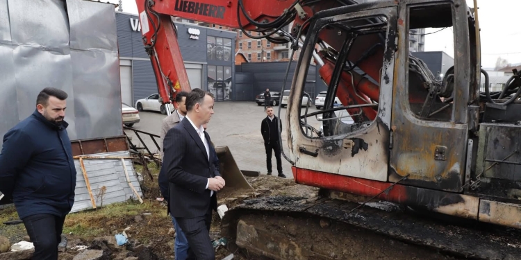 Lajmi i fundit : Digjet makineria e angazhuar për rrënimin e objekteve pa leje, reagon ashpër kryetari Peci