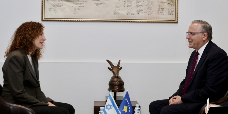 Hamza takohet me ambasadoren e Izraelit në Kosovë, flasin edhe për zhvillimet politike