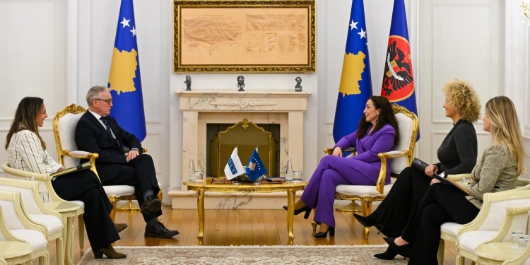 Presidentja Osmani në takim me shefin e OSBE-së në Kosovë, biseduan për rëndësinë e konstituimit të institucioneve
