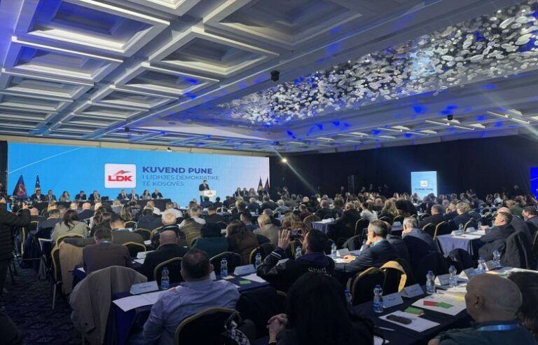 Abdixhiku dorëzon dorëheqjen para Kuvendit të LDK-së