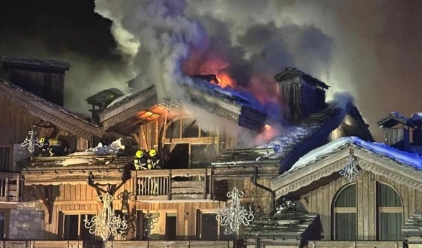 Kaplohet nga zjarri një hotel luksoz në Alpet franceze, qindra persona evakuohen