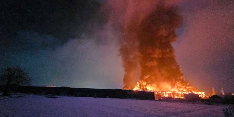 Zjarri masiv përfshin objektin e Comoditës në Gjakovë, policia jep detajet