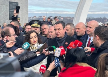 Kurti në Reçak zotohet: Do të jemi të angazhuar për t’i sjellë kriminelët para gjyqit dhe për t’i ndëshkuar ata