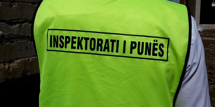 Arrestohet në flagrancë një inspektor i punës, dyshohet se pranoi ryshfet