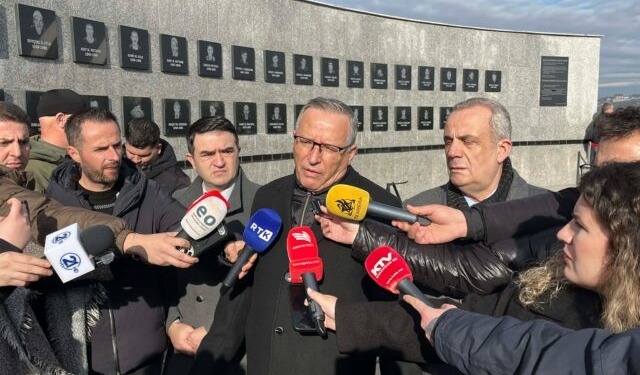 Hamza nderon viktimat e masakrës së Reçakut: Falë sakrificës e gjakut të të rënëve, gëzojmë lirinë