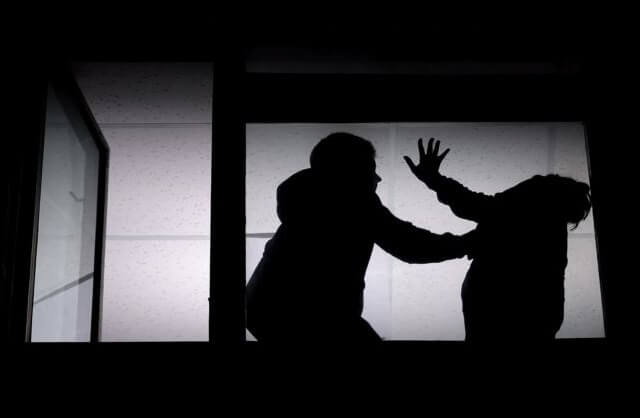 Burri dhe vjehrra rrahin nusen në Lipjan, Policia i arreston dhe dërgon në mbajtje