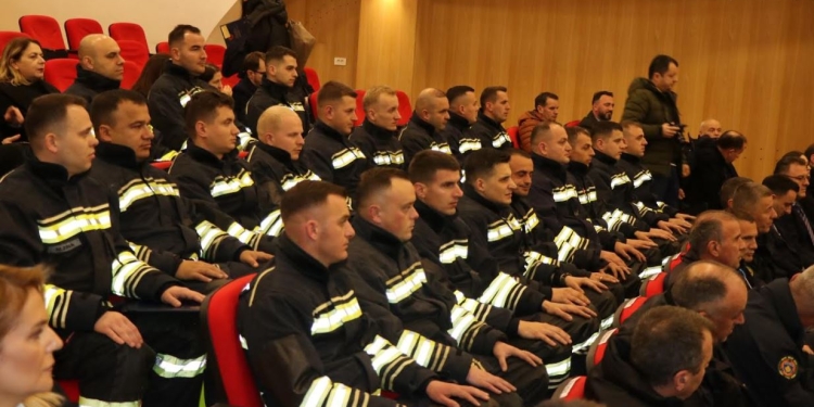 Diplomohen 21 kadetët e trajnimit profesional për zjarrfikës