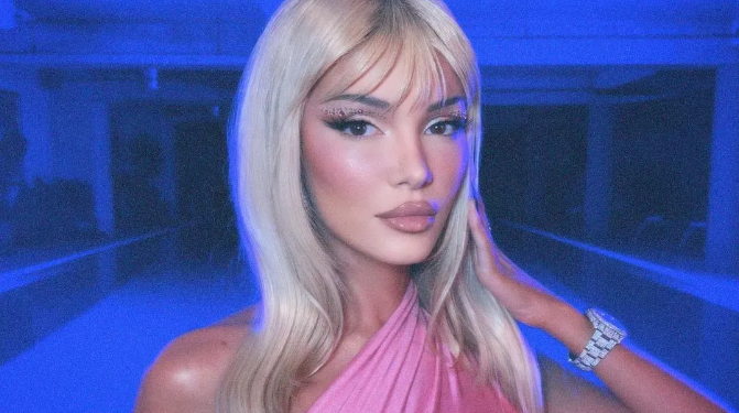 Era Istrefi s’e ndjen të ftohtit, paraqitet shumë “hot” para pasqyres