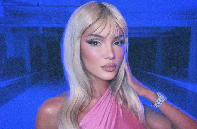 Era Istrefi s’e ndjen të ftohtit, paraqitet shumë “hot” para pasqyres