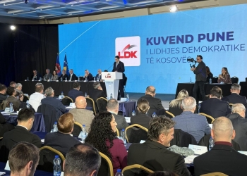 “Zoti e bekoftë Kosovën”: Delegatët i duartrokasin Abdixhikut pas përfundimit të fjalimit