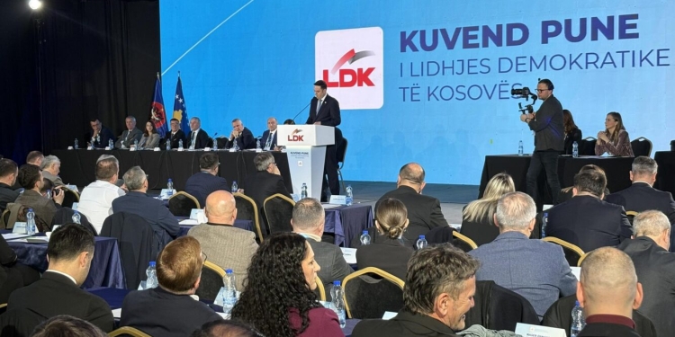 “Zoti e bekoftë Kosovën”: Delegatët i duartrokasin Abdixhikut pas përfundimit të fjalimit