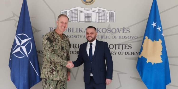 Maqedonci takon komandantin e NATO-s, pëmenden armatosja e FSK dhe anëtarësimi në NATO