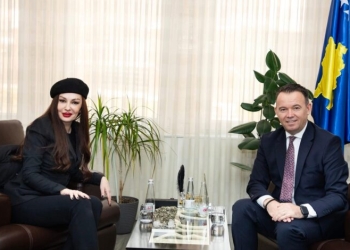 ”Avangardë; simbol”: Çka shkroi Faton Peci pas “takimit frymezues” me Adelina Ismailin?