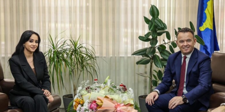 Fejza dënon djegien e bagerit në Mitrovicë: Mbështes Faton Pecin në lirimin e hapësirave publike